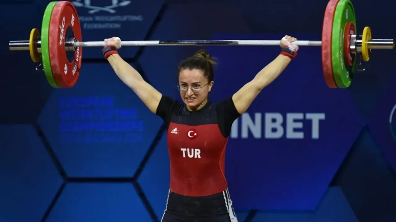 Milli halterci Aysel Özkan'dan altın ve gümüş madalya