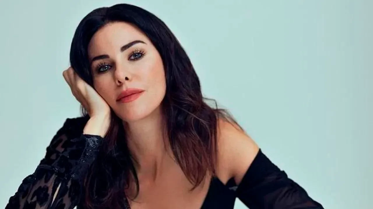 Defne Samyeli: Sanatçıların sözleşmesi, reklam anlaşmaları var da; sesini yükselten milyonların sözleşmesi, müşterisi, sınavı, derdi, ailesi yok mu?