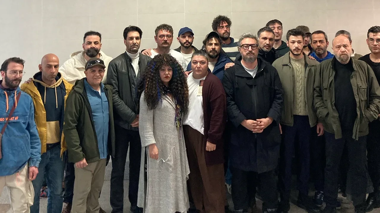 Oyuncular Sendikası'ndan birçok isim Cem Yiğit Üzümoğlu'na destek için Çağlayan Adliyesi'ndeydi: Oyuncu adli kontrolle serbest bırakıldı!