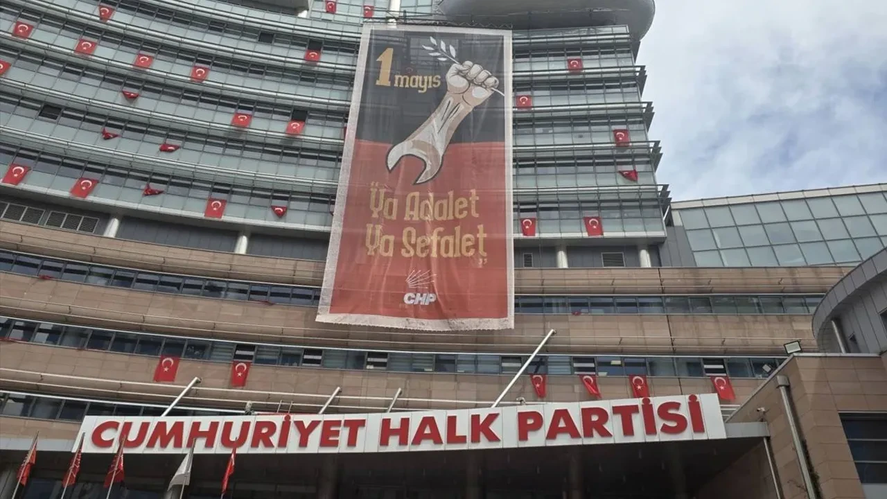 CHP Genel Merkezi'ne "Ya adalet ya sefalet" yazılı 1 Mayıs pankartı asıldı