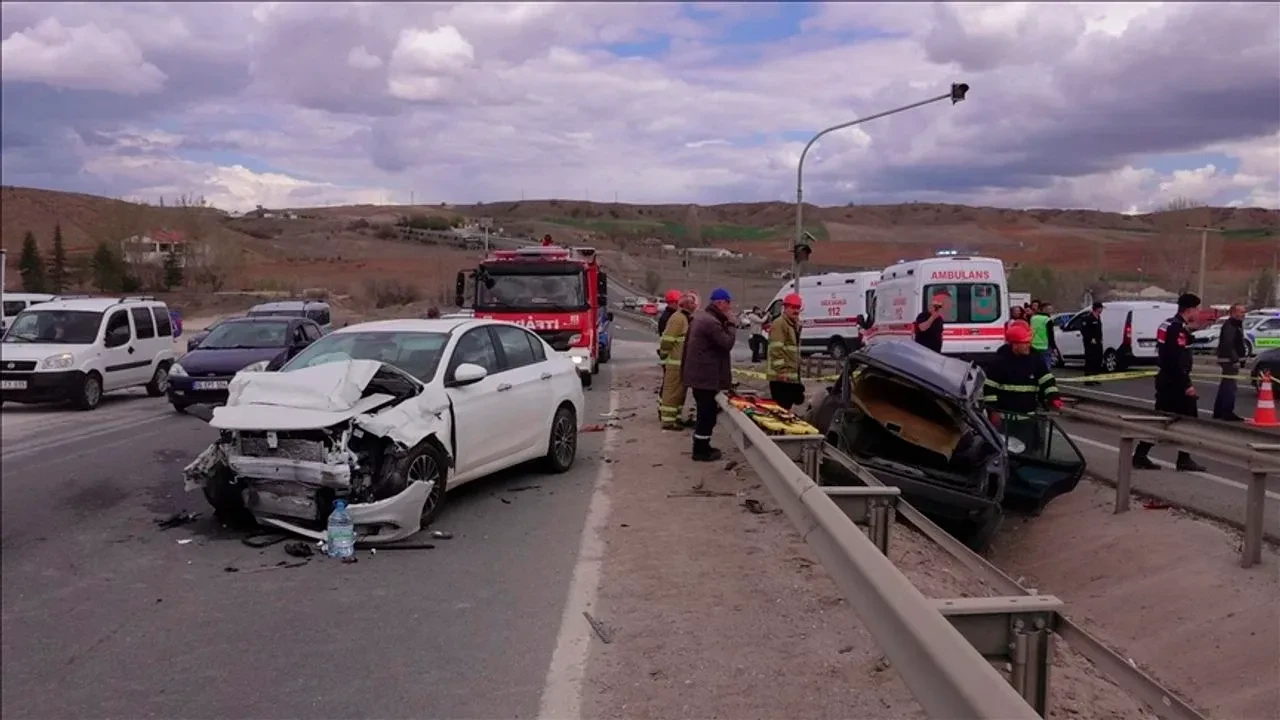 Bakan Yerlikaya: Ramazan Bayramı'nın üçüncü gününde gerçekleşen 663 trafik kazasında 8 kişi vefat etti