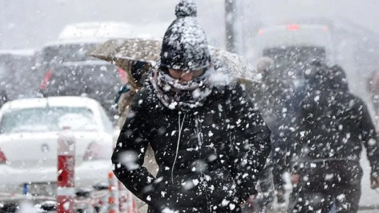 İstanbul'a sağanak Ankara'ya kar uyarısı
