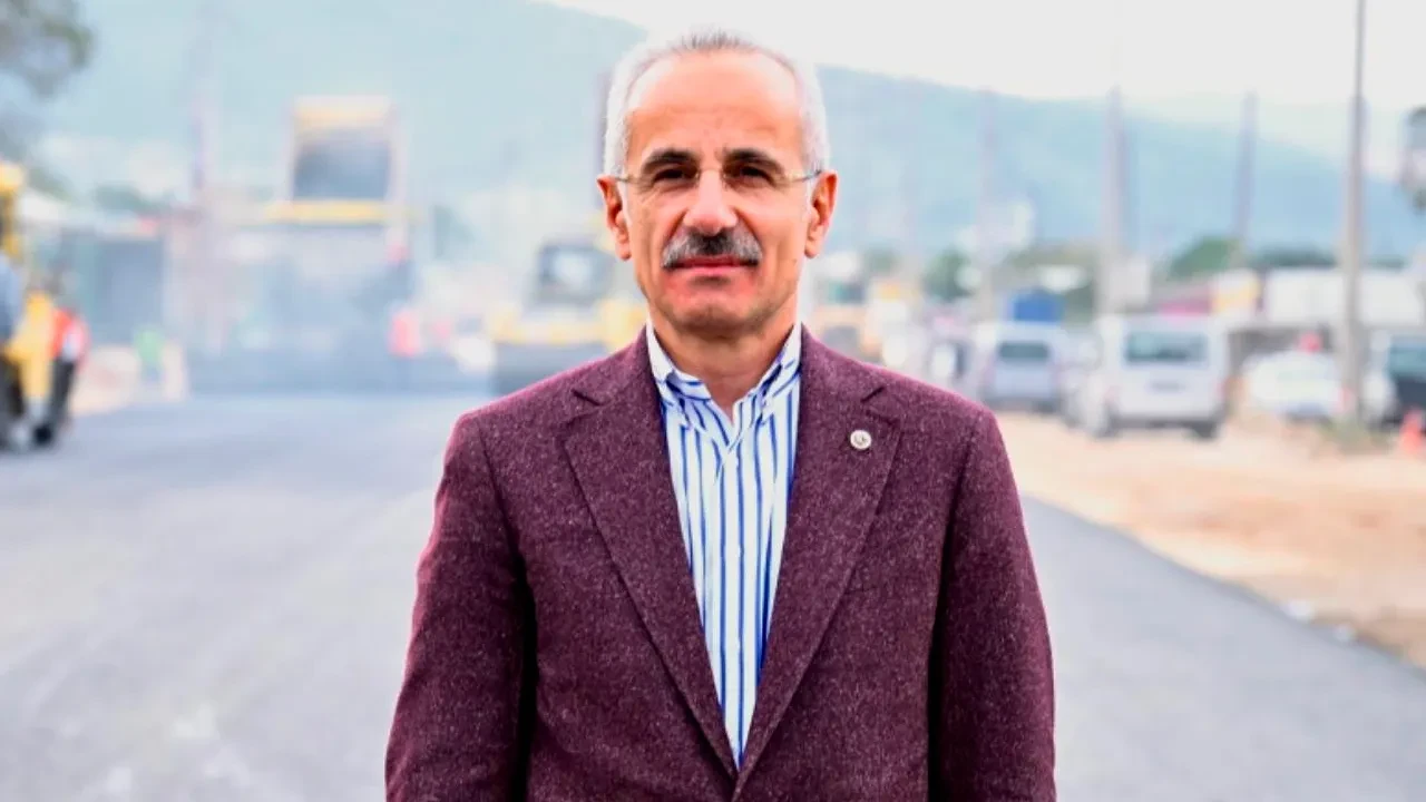 Deprem anında kesilen GSM operatörlerine dair Bakan Uraloğlu'ndan açıklama: "Tecrübe oldu"