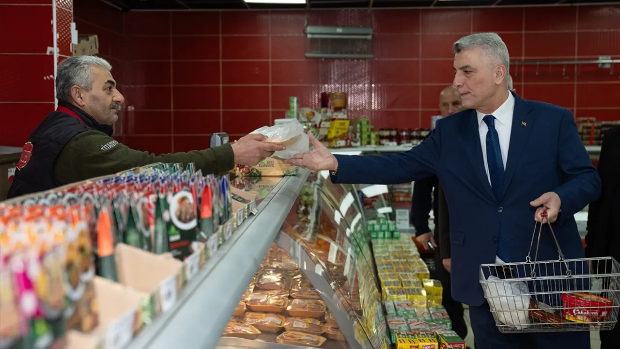 Ticaret Bakanı Bolat boykota karşı alışveriş yapmak isterken İsrail destekçisi ürün satın aldı