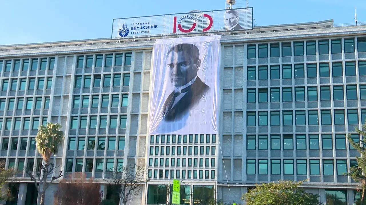 İBB operasyonuna AK Parti kanadından ilk yorum: "CHP tarafı yolsuzluk ve hırsızlıkla ilgili meselelere değinmiyor, sadece siyasi meseleymiş gibi eğilim gösteriyor"