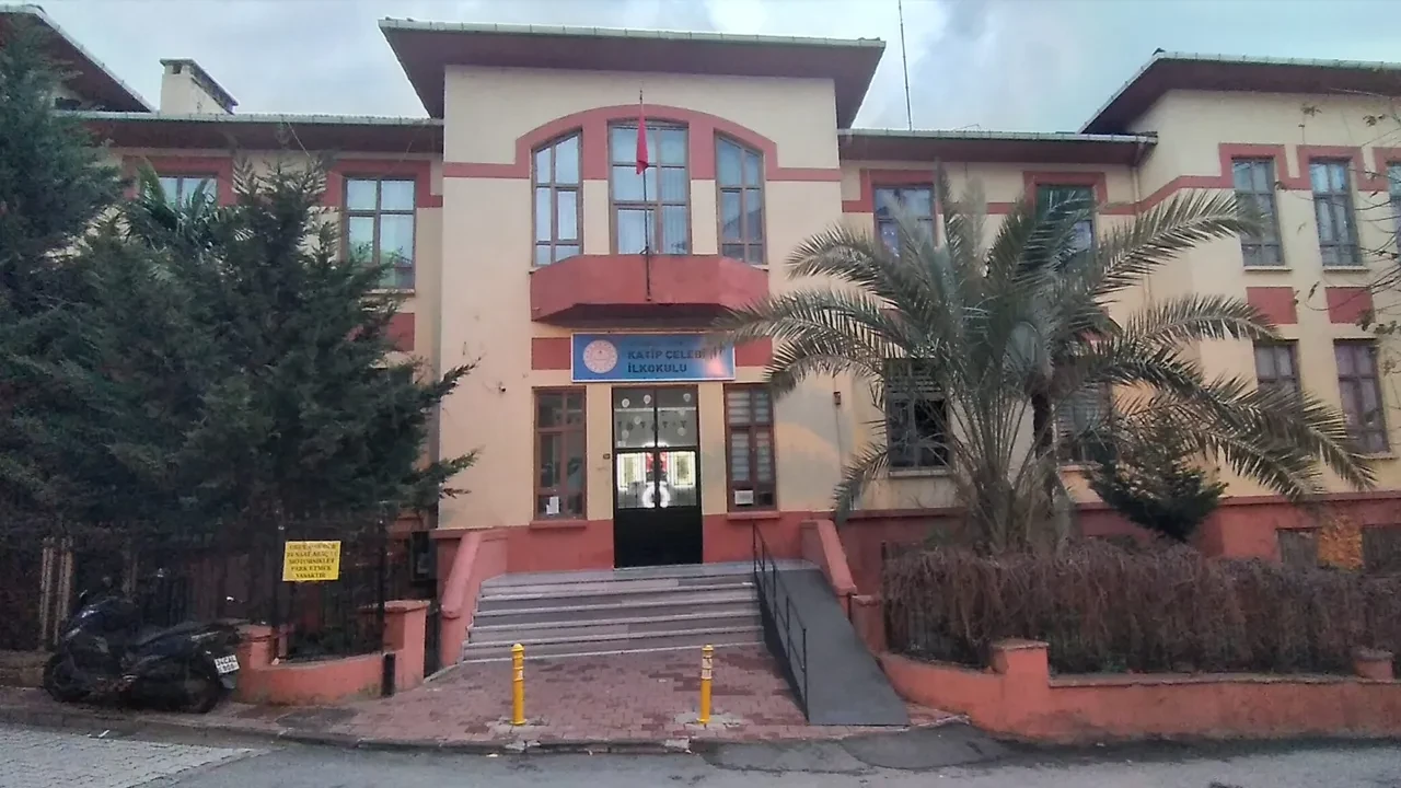 İstanbul'da 6.2'lik depremde hasar gören dört okul boşaltıldı