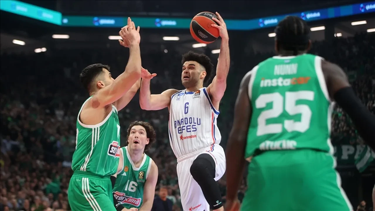 Anadolu Efes, Panathinaikos'u deplasmanda yendi, seriyi 1-1'e getirdi
