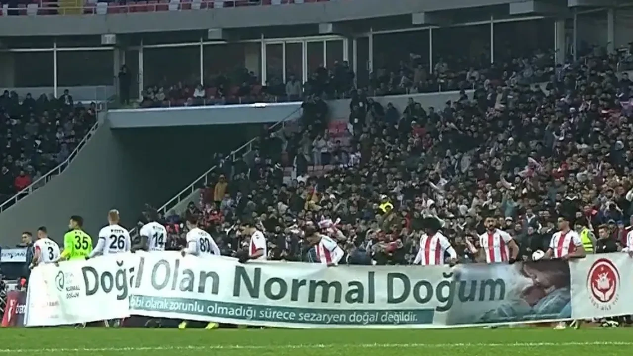 Sivasspor’un ‘normal doğum’ pankartına tepki yağdı