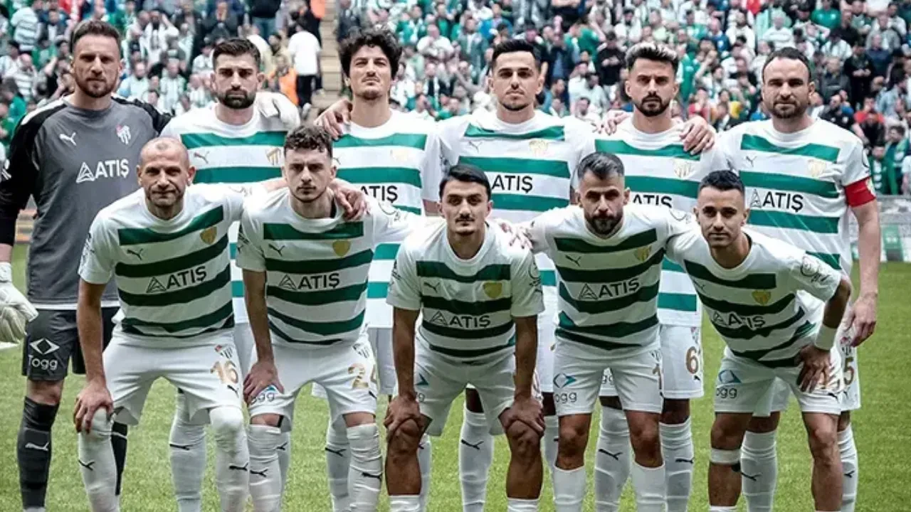 Artvin Hopaspor'u 2-1 mağlup eden Bursaspor, 2. Lig'e yükseldi