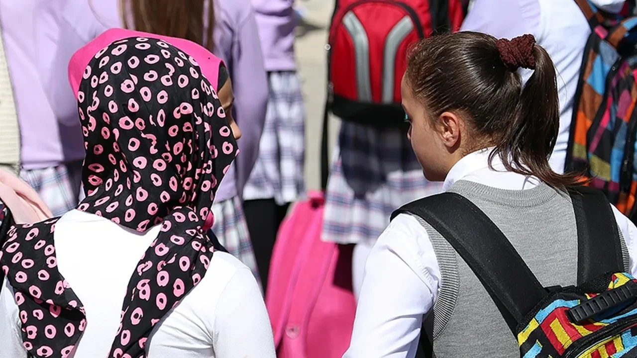 KKTC'de liselerde başörtüsüne serbestlik: Yeni kıyafet tüzüğü yürürlüğe girdi