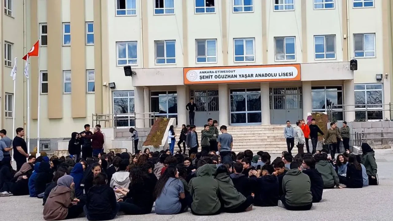 Liseli öğrencilerin tepkisi sonuç verdi: Öğretmen atamaları durduruldu