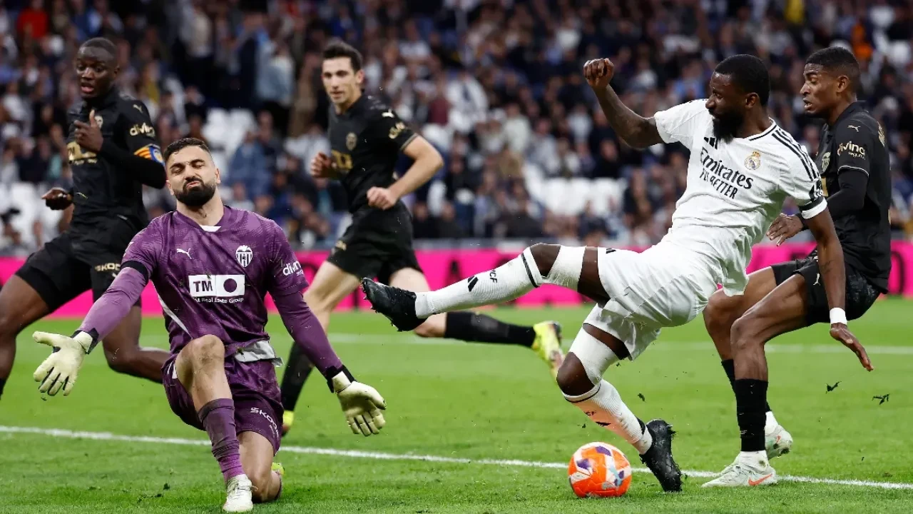Valencia, Real Madrid'i şampiyonluk yarışında yaraladı