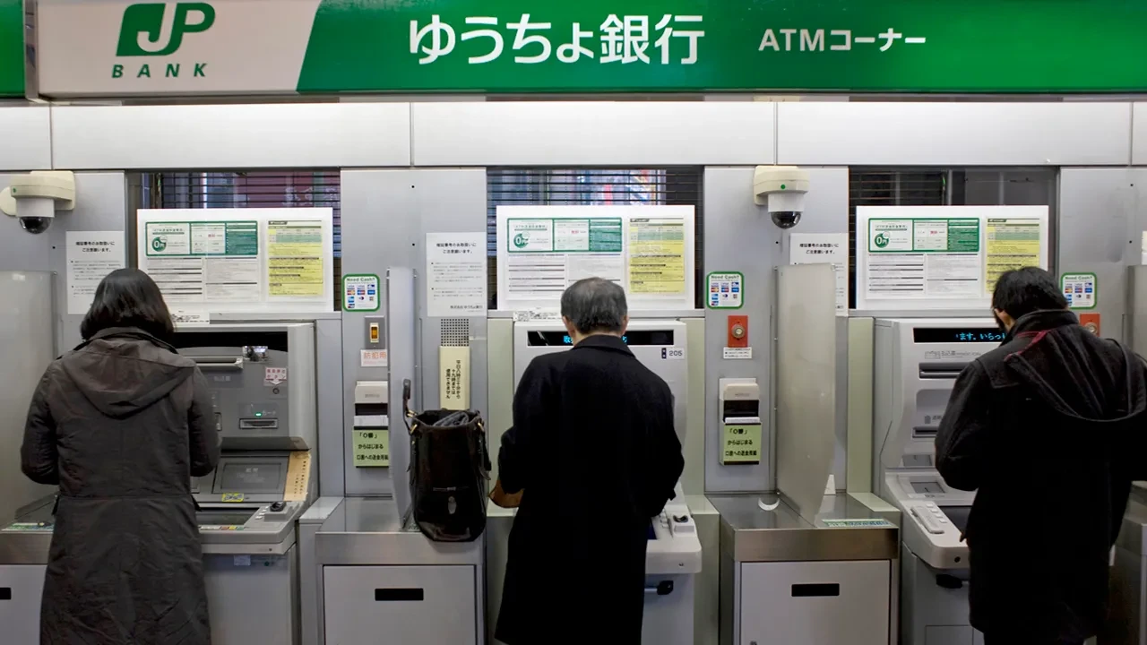 Japonya'da yaşlılara yönelik ilginç yasak: ATM'lerde telefonla konuşamayacaklar