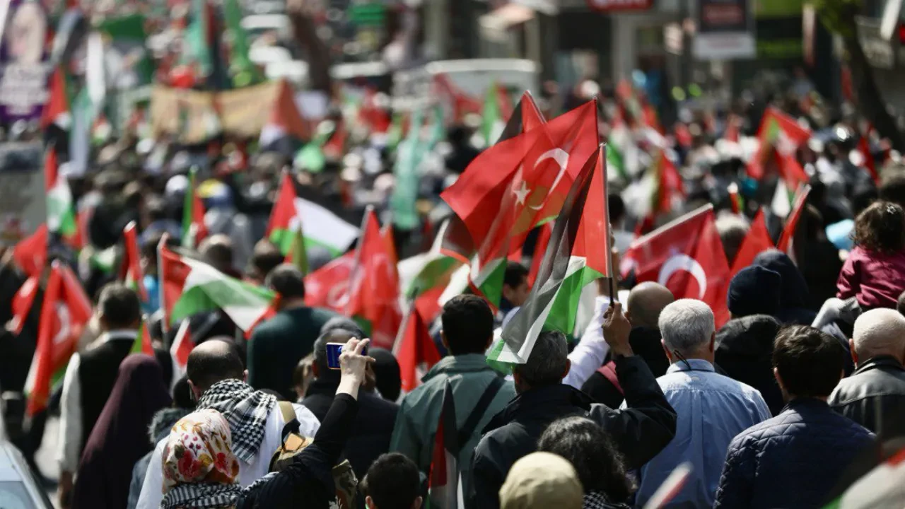 İstanbul’da Filistin yürüyüşlerine farklı yaklaşım: CHP’nin eylemine müdahale, İHH’nin yürüyüşüne izin