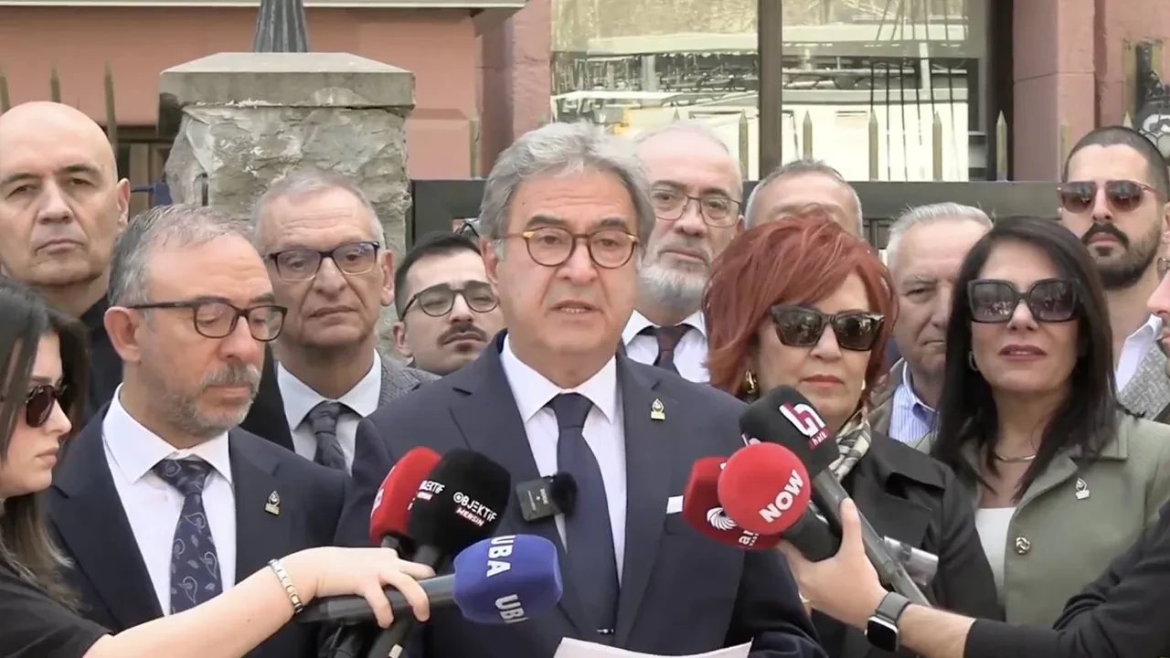 Zafer Partisi, Ümit Özdağ’ın tutukluluğunu Adalet Bakanlığı önünde protesto etti