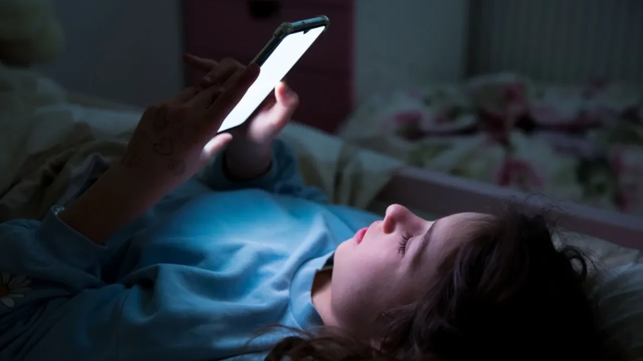 Yatakta ekran kullanımı uykusuzluk riskini artırıyor