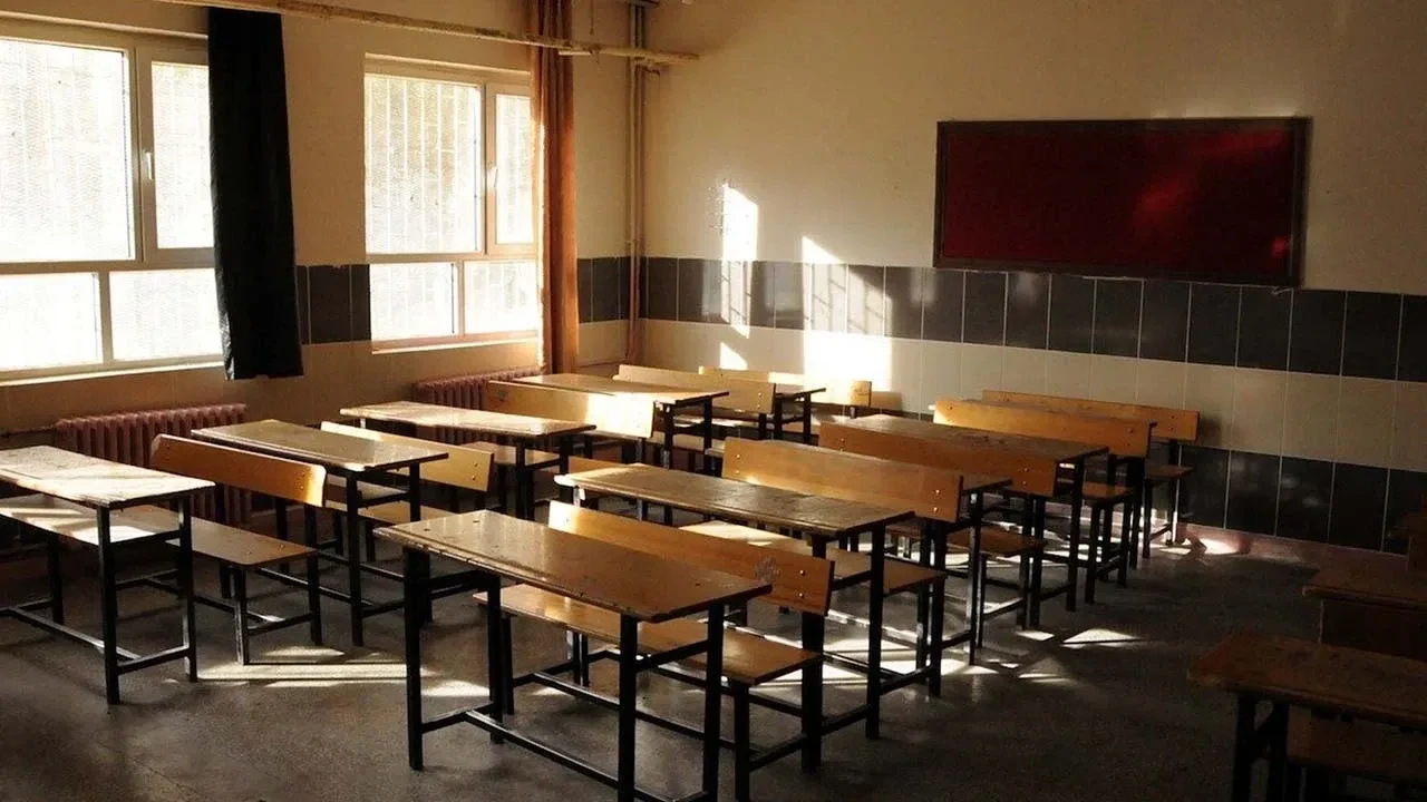 'Mini etekli' öğrencileri hakkında sapıkça paylaşım yaptığı iddia edilen Biyoloji öğretmeni Erdinç Çakıroğlu sessizliğini bozdu