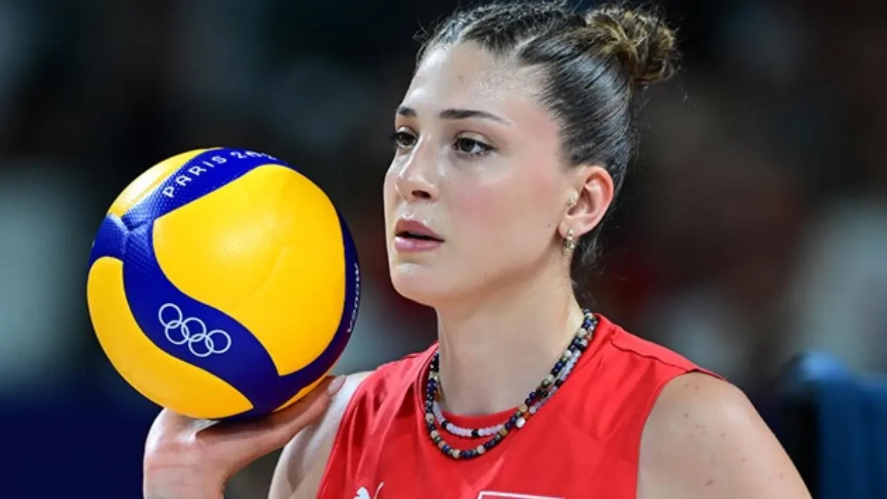 İlkin Aydın, polis teşkilatının yıldönümü pankartına yaptığı hareketle gündem oldu