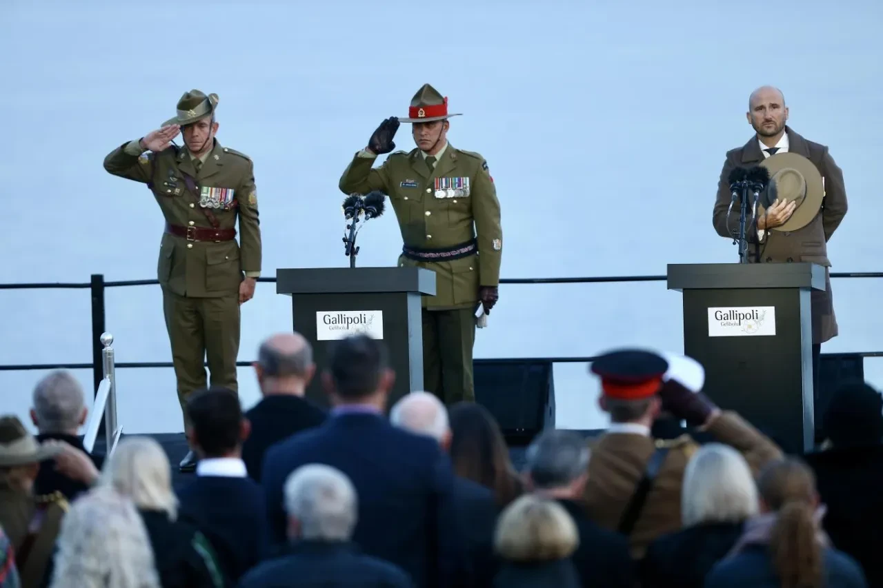 Avustralya ve Yeni Zelandalılar Şafak Ayini için Anzak Koyu'ndaydı
