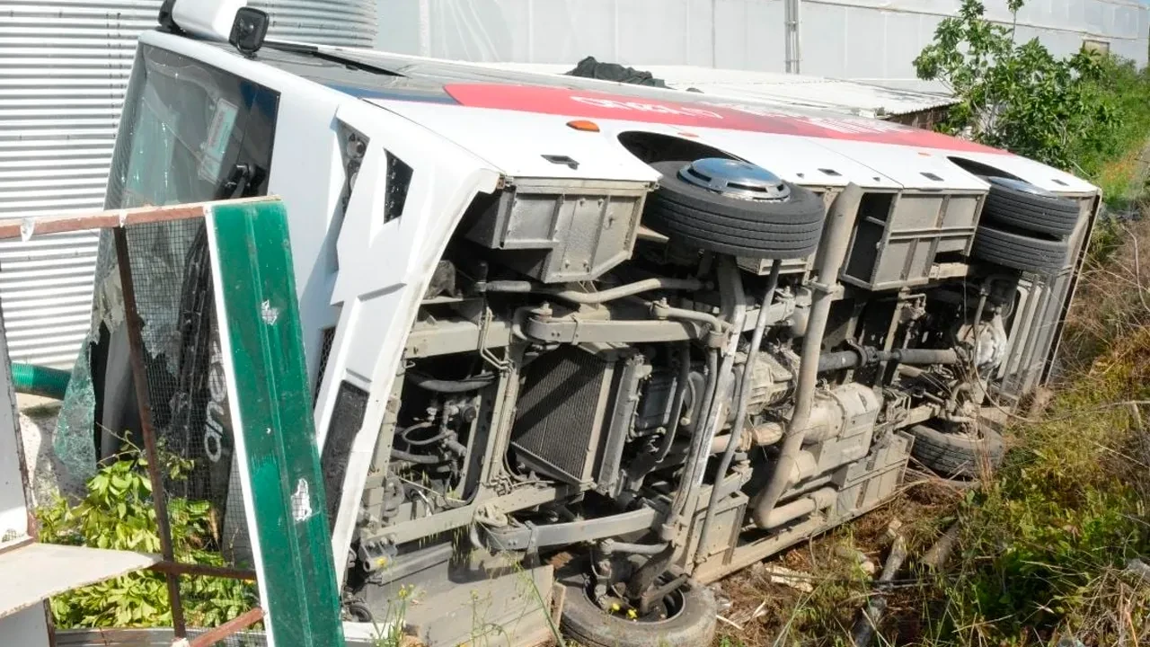 Antalya'da turistleri taşıyan midibüs devrildi: 19 yaralı var