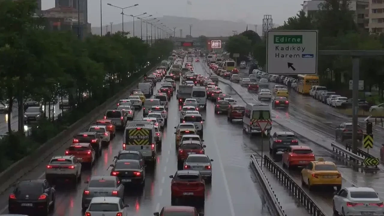 Yağmurlu hava İstanbul'da yine trafiği felç etti: haftanın ilk gününde yüzde 80 trafik yoğunluğu