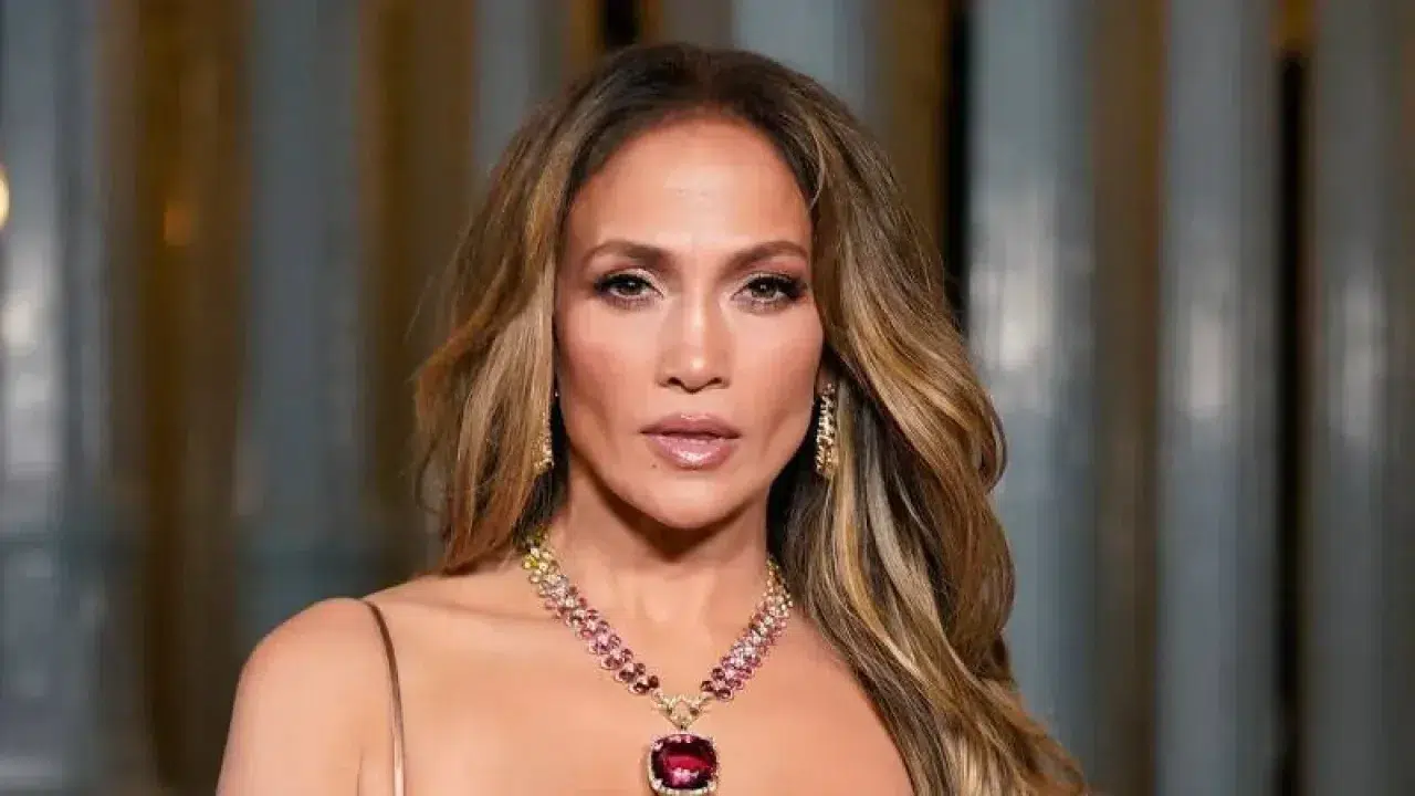 Jennifer Lopez’in AMA performansı olay yarattı: “İğrenç”, “çaresiz” ve “umutsuz” yorumları sosyal medyayı salladı