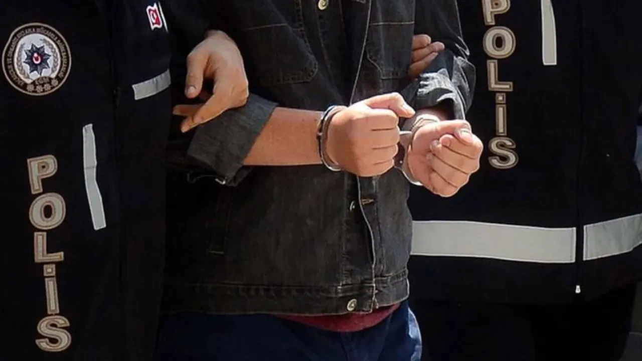 Kırmızı bültenle aranan 3 suçlu Türkiye'ye iade edildi