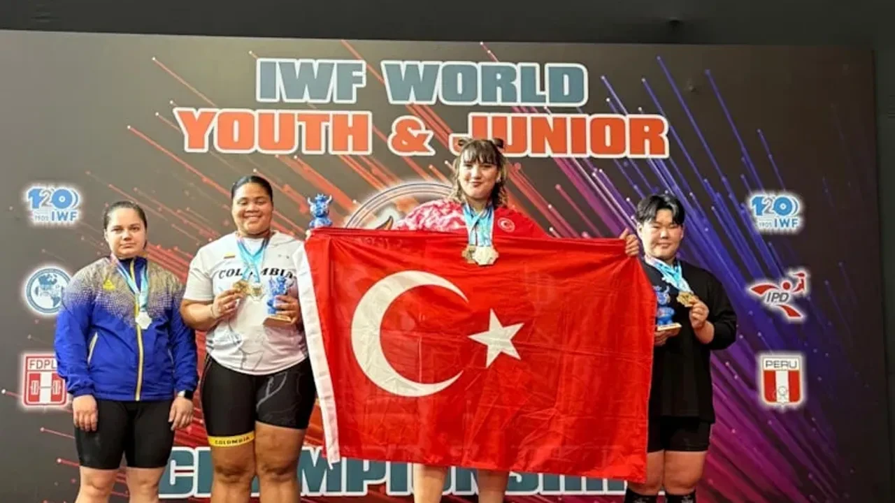 Fatmagül Çevik, Gençler Dünya Halter Şampiyonası’nda altın madalya kazandı