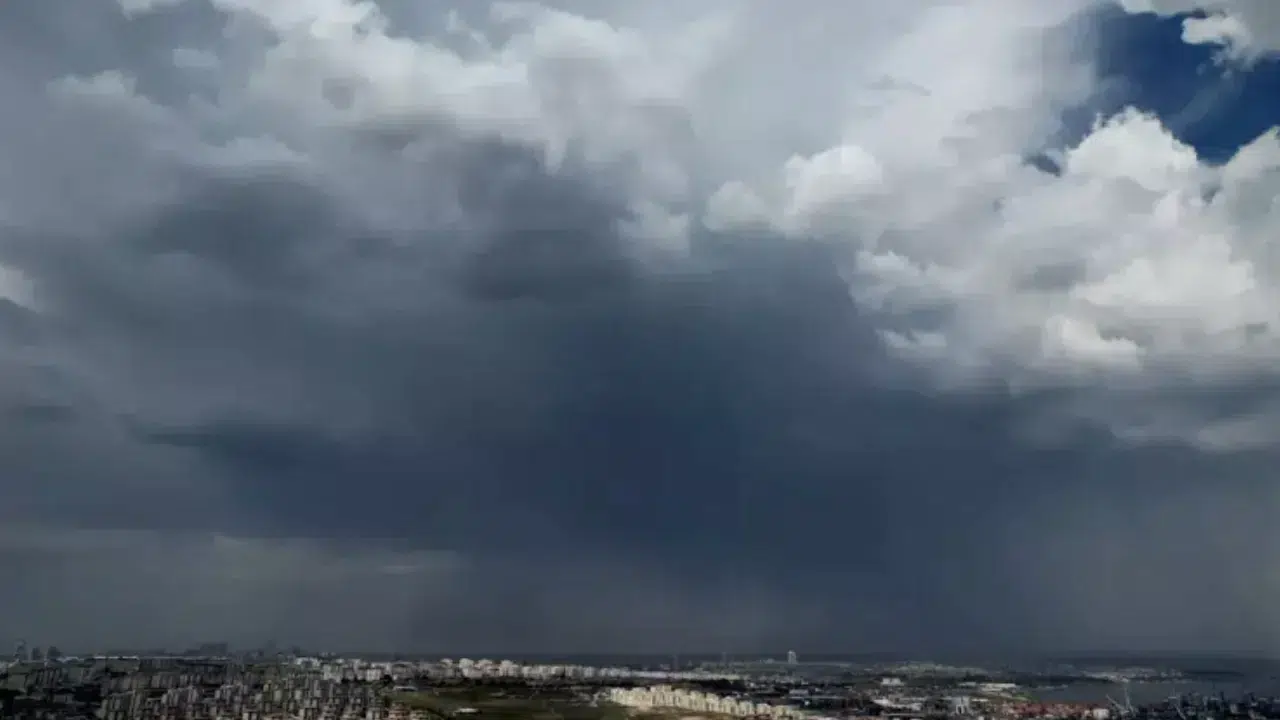 İstanbul'da sağanak yağış hayatı olumsuz etkiledi: AKOM ve Meteoroloji'den yeni uyarılar geldi