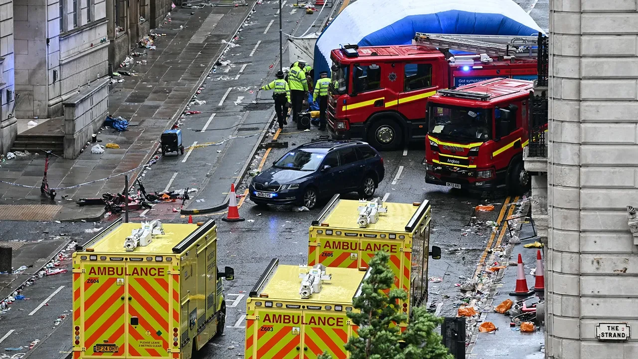 Liverpool'un şampiyonluk kutlamalarında bir otomobil yayaların arasına daldı: 47 kişi yaralı