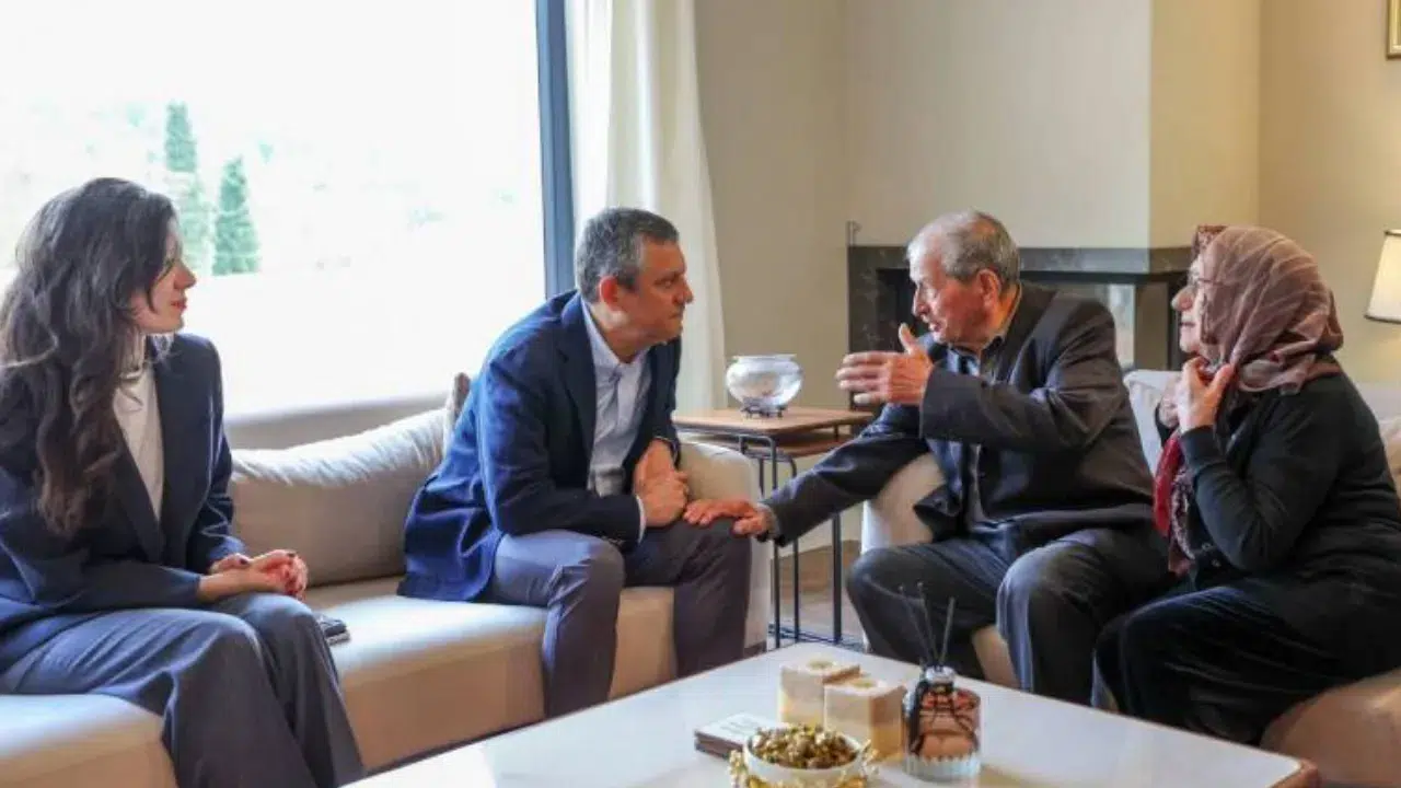 Özgür Özel, tutuklu İBB Özel Kalem Müdürü Kadriye Kasapoğlu'nun ailesini ziyaret etti