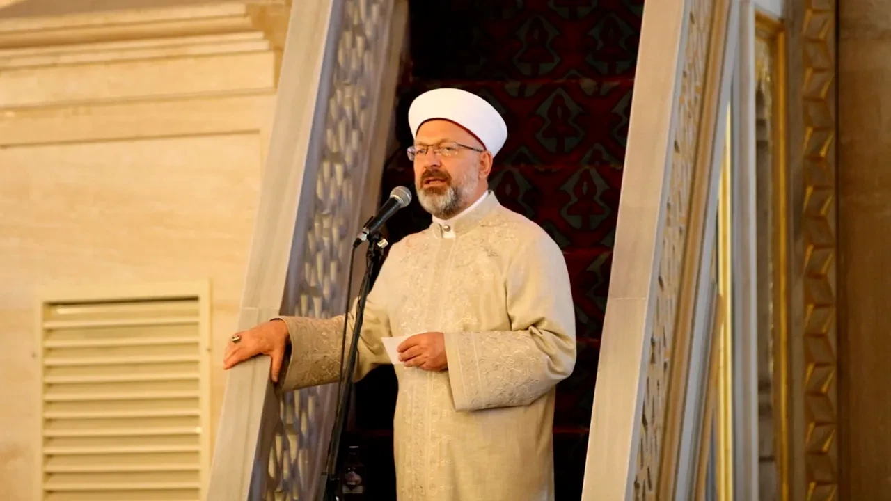 Diyanet'in bu haftaki cuma hutbesi olay yarattı: "Kadın erkek arkadaşlığı kişileri zinaya sürüklüyor"