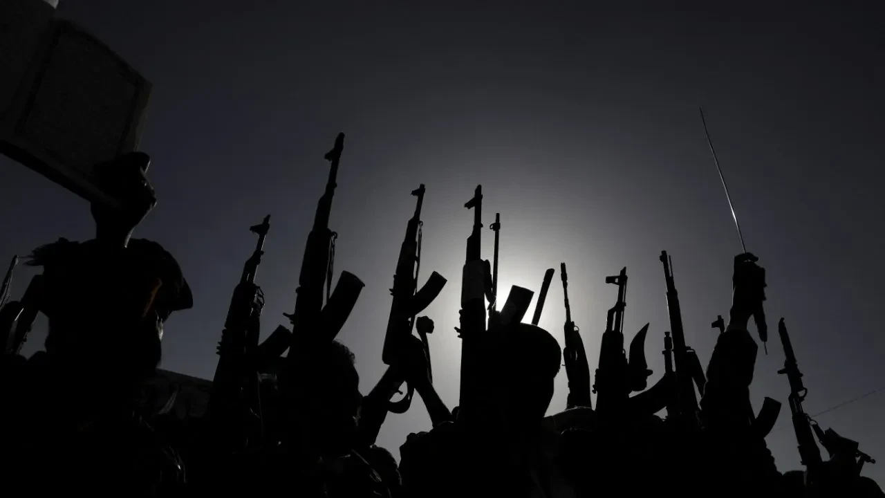 İsrail, Yemen’i bir kez daha vurdu: 10’dan fazla hedefe 48 bomba