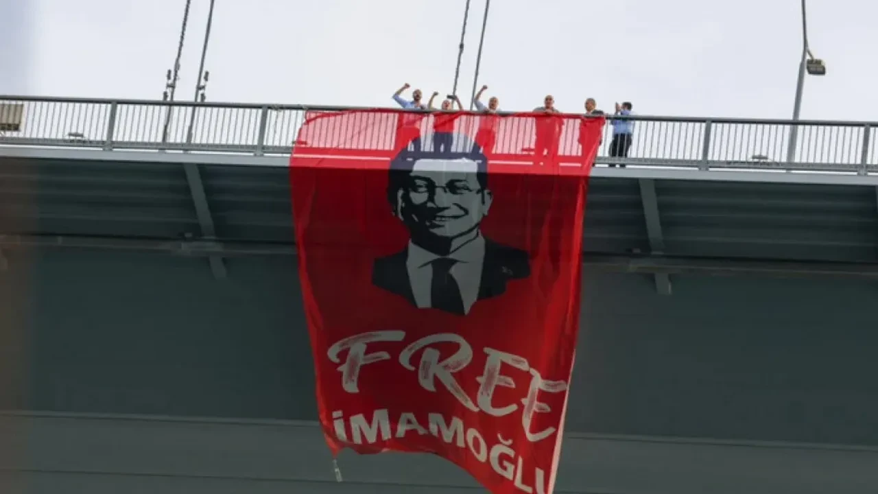 Boğaziçi Köprüsü’ne “Free İmamoğlu” pankartı asan 6 CHP’li vekil hakkında soruşturma