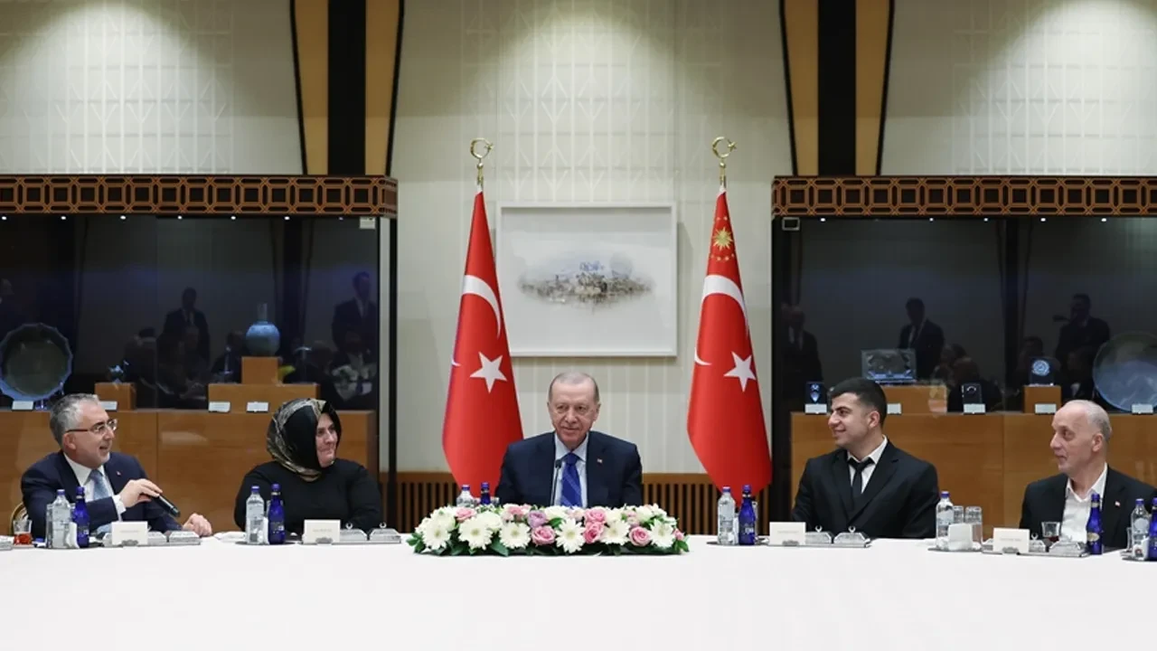 Cumhurbaşkanı Erdoğan, 1 Mayıs'ta işçi ve işveren temsilcileriyle Külliye'de buluştu
