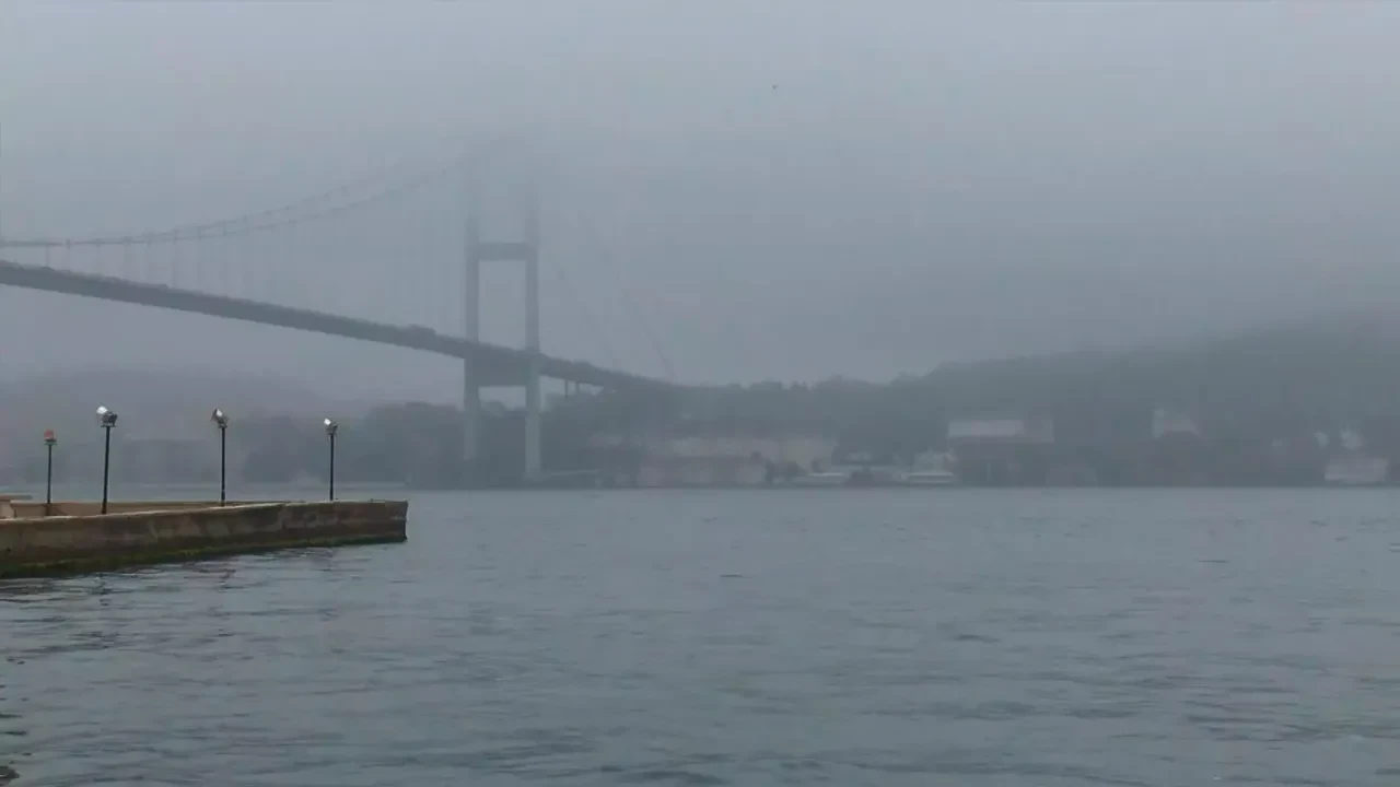 İstanbul Boğazı'nda gemi trafiği çift yönlü olarak durduruldu