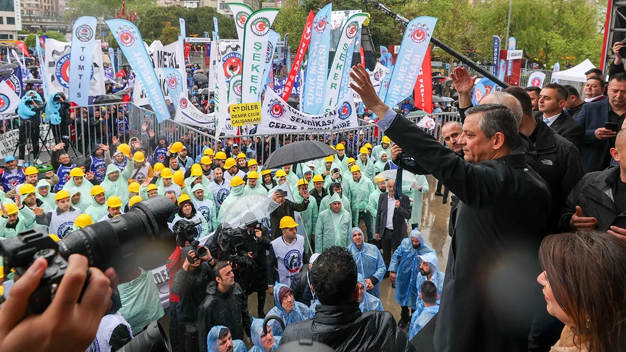 Özgür Özel: "Güçlü iktidarlar meydanları yasaklamazlar, bunların dizleri titriyor"