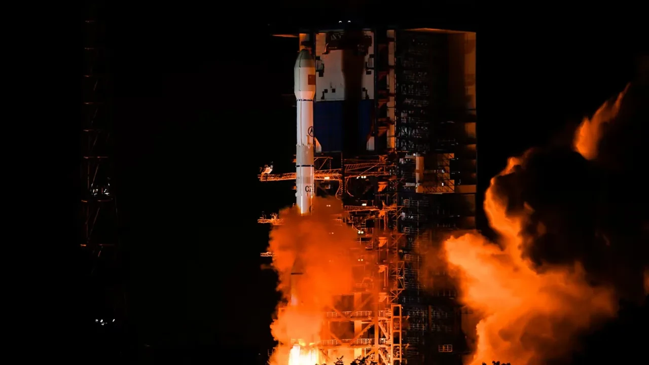 Çin, uzaya iletişim test uydusu gönderdi