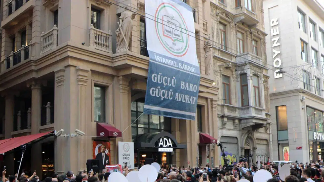 İstanbul Barosu Başkanı Kaboğlu ve yönetim kurulu üyelerinin yargılandığı davaya erteleme