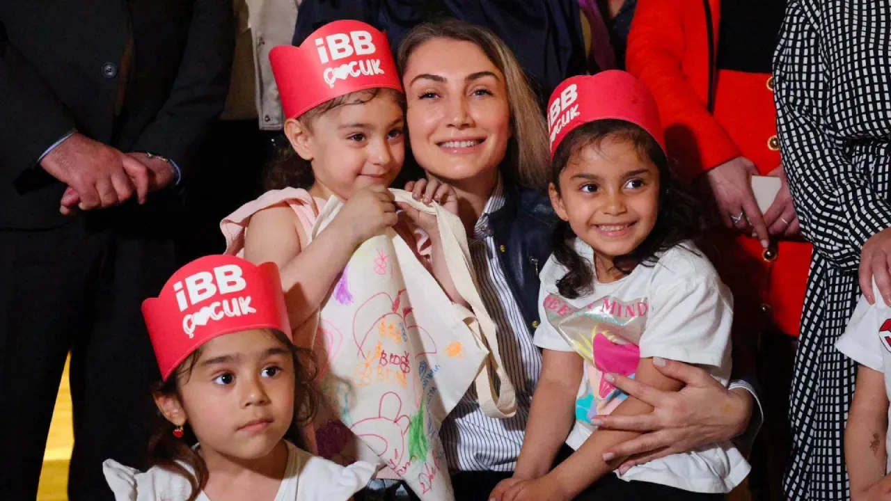 İmamoğlu cezaevinden “Üzülme” sergisini paylaştı: En güçlü sevgi kaynağı çocuklar