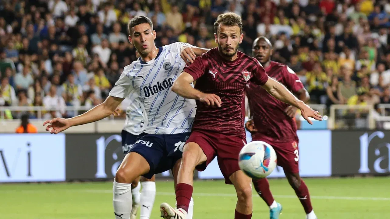 Fenerbahçe Mersin’de 10 kişi kaldı: Mert Müldür'den sezonun ilk kırmızı kartı