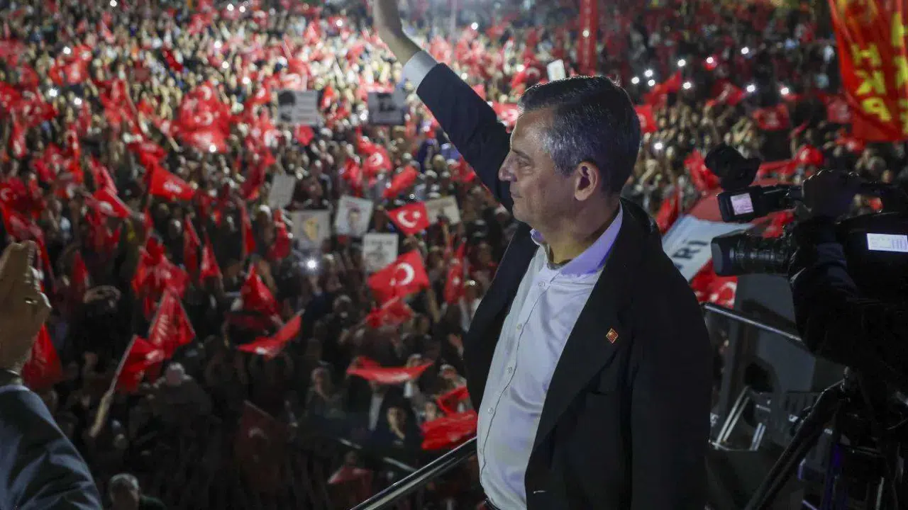 Özgür Özel’den Esenler mitingine çağrı: Ne korkuya boyun eğeriz ne birbirimizin elini bırakırız