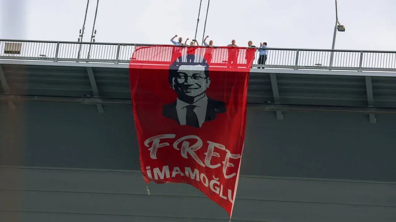 İmamoğlu'ndan "Free İmamoğlu" soruşturmasına İngilizce tepki