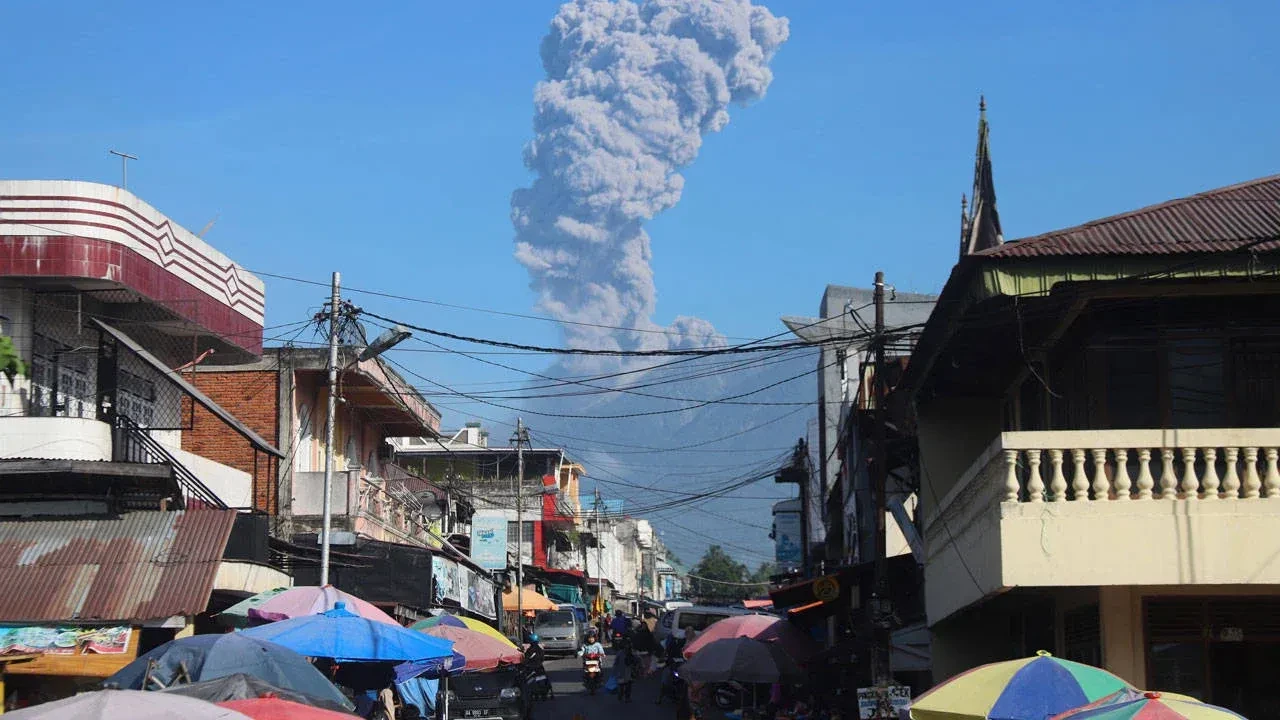 Endonezya'daki Merapi Yanardağı kül püskürttü