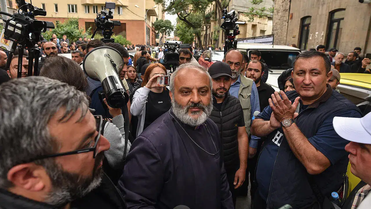 Ermenistan'da, Başpiskopos Galstanyan 'darbe planladığı' iddiasıyla gözaltına alındı