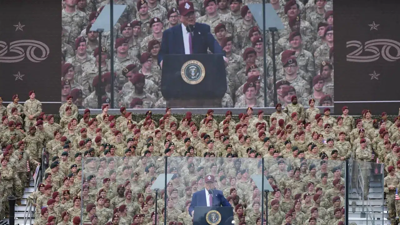 Donald Trump Fort Bragg’ta kurşun geçirmez cam arkasından konuştu, göstericilere sert tepki verdi