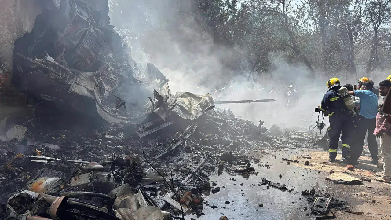 Kara kutulardan birine ulaşıldı: Hindistan'daki uçak kazasında en az 266 kişi hayatını kaybetti