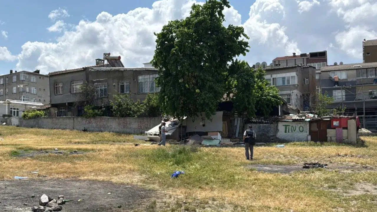 Bağcılar’da şüpheli ölüm: Boş arazide erkek cesedi bulundu