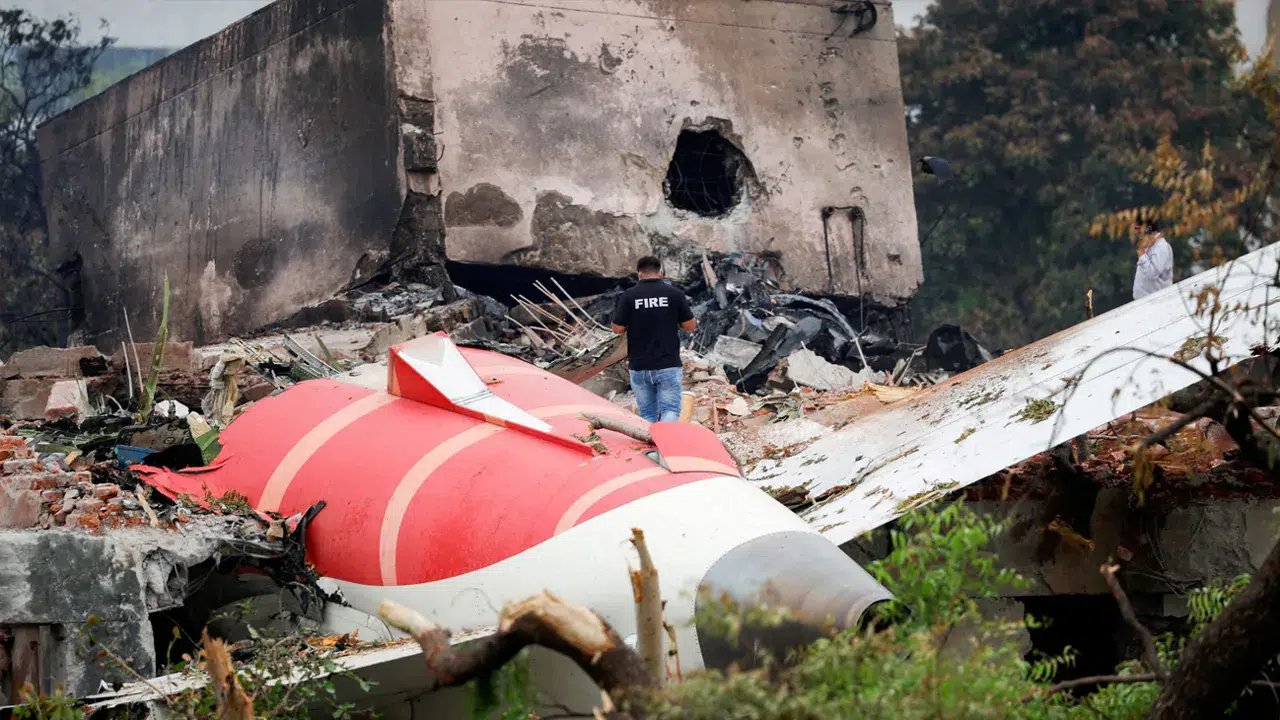 Air India'nın Hindistan'da düşen uçağının kara kutularından veri kurtarılabildi!
