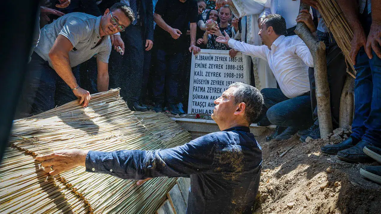 Özgür Özel'den Ferdi Zeyrek paylaşımı: Nurlar içinde yat kardeşim